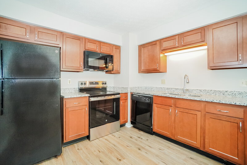 2,350/Mo, 713 Hubbard Rd Galloway, OH 43119 Kitchen View 2