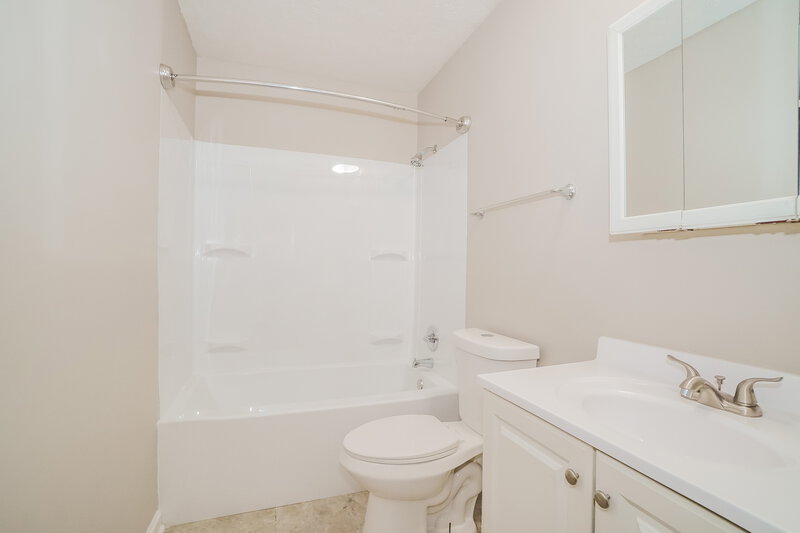 2,350/Mo, 713 Hubbard Rd Galloway, OH 43119 Bathroom View