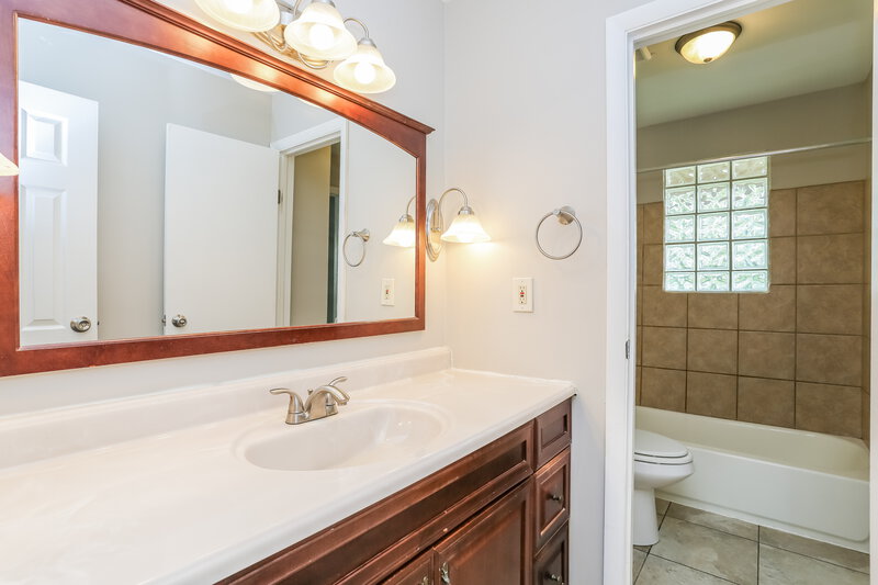 2,195/Mo, 2672 Dennis Ln Grove City, OH 43123 Main Bathroom View