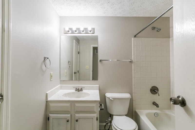 2,010/Mo, 5744 Morningstar Dr Galloway, OH 43119 Bathroom View