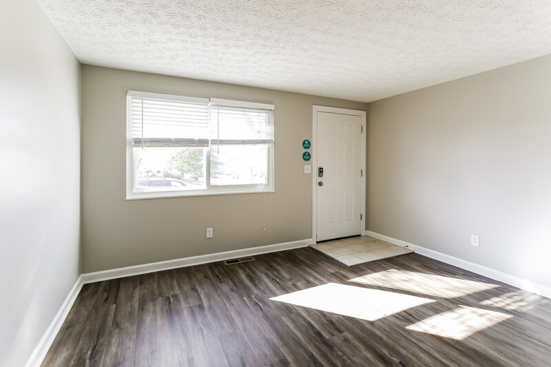 1,650/Mo, 1656 Regents Hill Dr Columbus, OH 43223 Living Room View