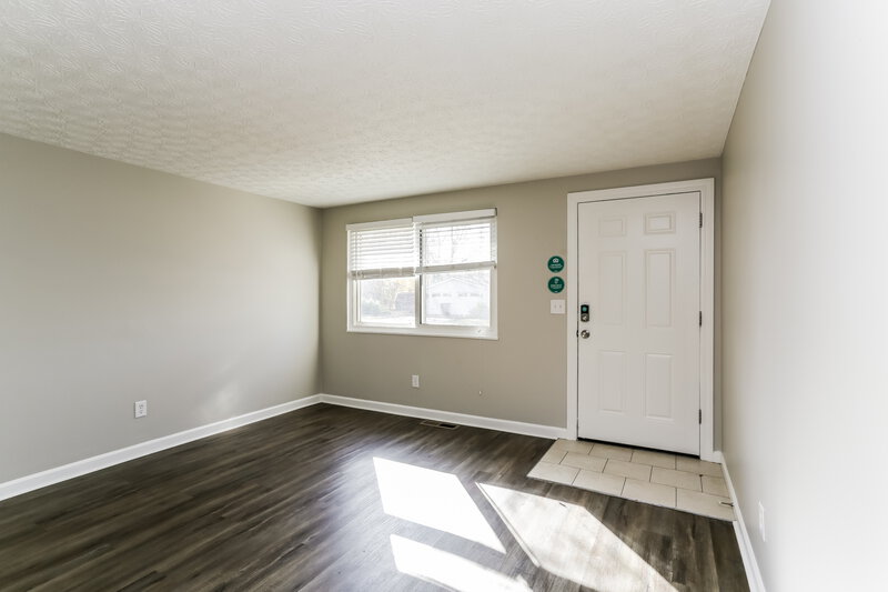 1,650/Mo, 1656 Regents Hill Dr Columbus, OH 43223 Living Room View 2