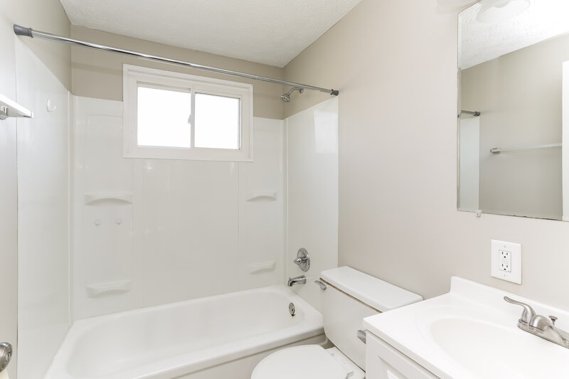 1,650/Mo, 1656 Regents Hill Dr Columbus, OH 43223 Main Bathroom View
