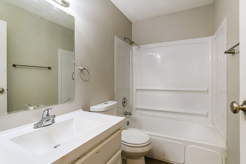 1,710/Mo, 6208 Glencairn Cir Galloway, OH 43119 Bathroom View