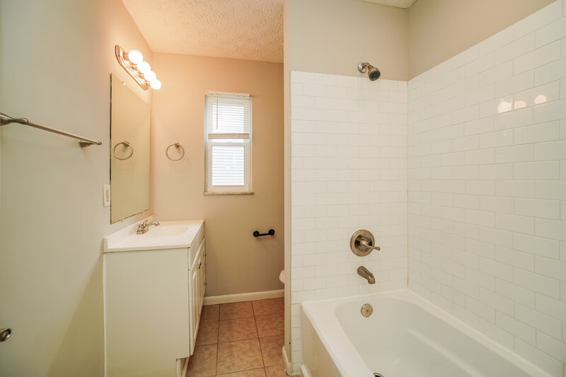1,650/Mo, 3639 Heywood Dr Hilliard, OH 43026 Main Bathroom View