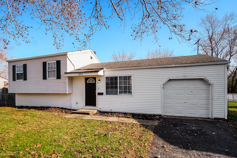 2,570/Mo, 3208 Sundale Rd Columbus, OH 43232 Front View