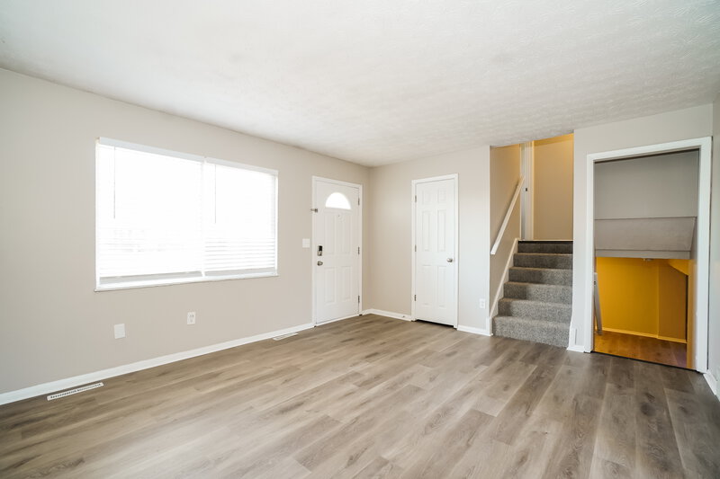 2,570/Mo, 3208 Sundale Rd Columbus, OH 43232 Living Room View 2