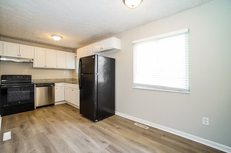 2,570/Mo, 3208 Sundale Rd Columbus, OH 43232 Kitchen View