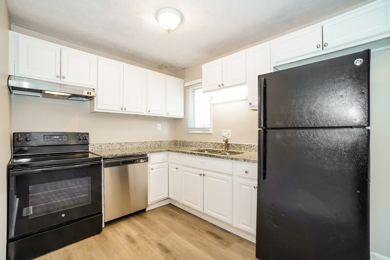 2,570/Mo, 3208 Sundale Rd Columbus, OH 43232 Kitchen View 2