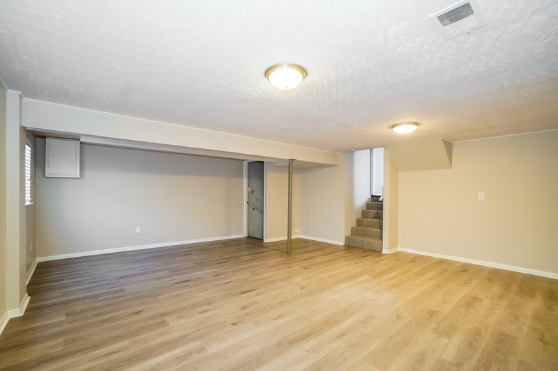 2,570/Mo, 3208 Sundale Rd Columbus, OH 43232 Family Room View 2