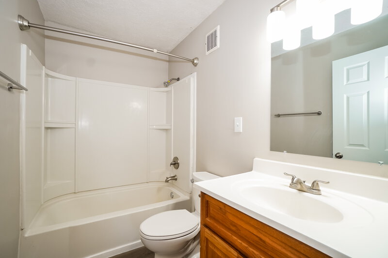 2,570/Mo, 3208 Sundale Rd Columbus, OH 43232 Bathroom View