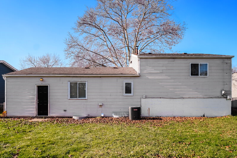 2,570/Mo, 3208 Sundale Rd Columbus, OH 43232 Rear View