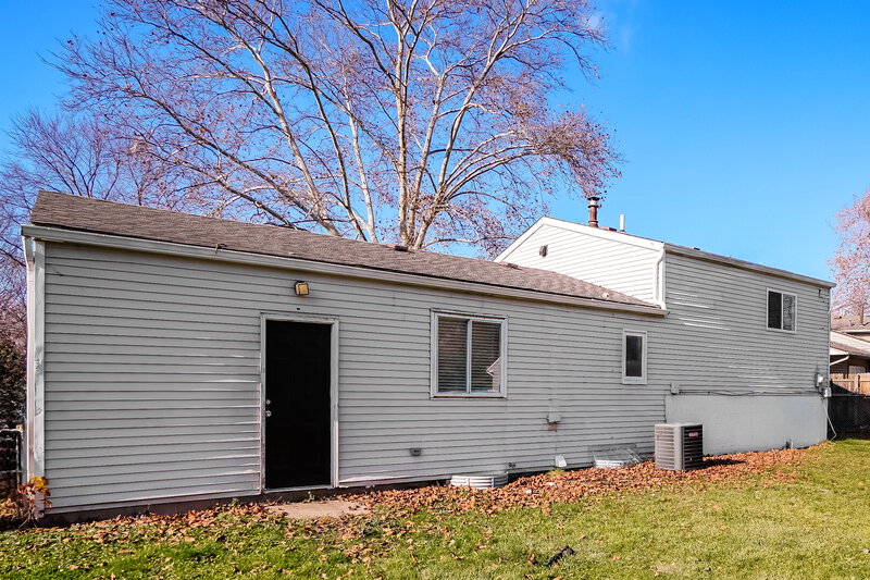 2,570/Mo, 3208 Sundale Rd Columbus, OH 43232 Rear View 2