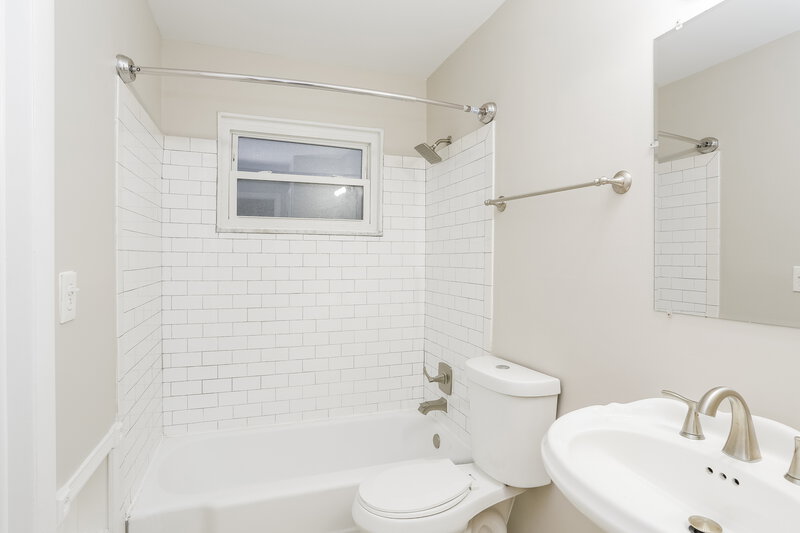 1,655/Mo, 1788 Brinwood Ct Columbus, OH 43232 Main Bathroom View