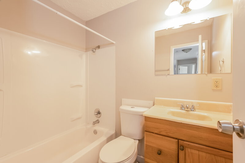 1,730/Mo, 517 Daventry Ln Gahanna, OH 43230 Bathroom View