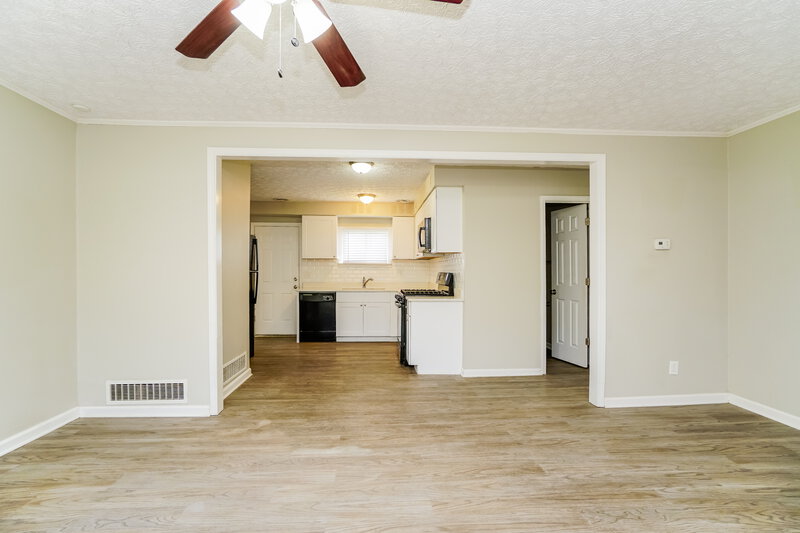 1,440/Mo, 1424 Crest Rd Reynoldsburg, OH 43068 Living Room View 3