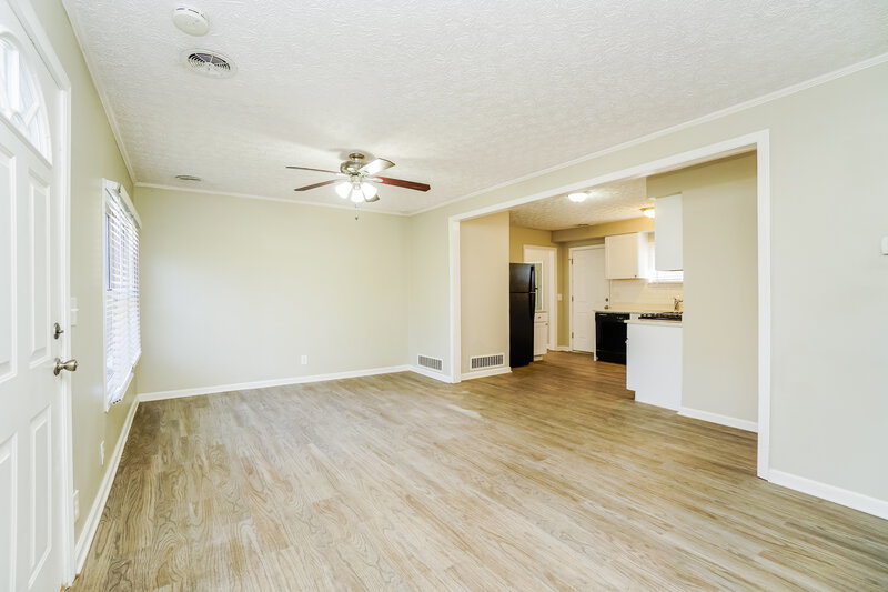 1,440/Mo, 1424 Crest Rd Reynoldsburg, OH 43068 Living Room View 4