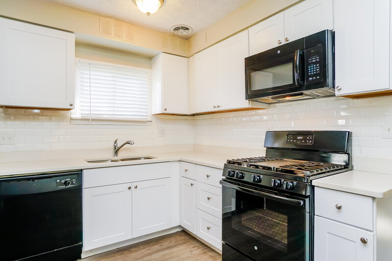 1,440/Mo, 1424 Crest Rd Reynoldsburg, OH 43068 Kitchen View 2