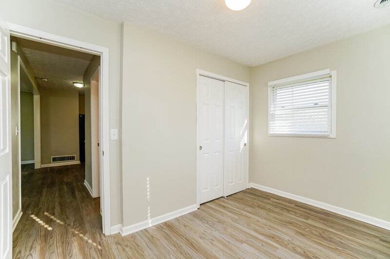 1,440/Mo, 1424 Crest Rd Reynoldsburg, OH 43068 Main Bedroom View 2