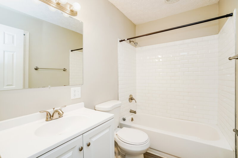 1,440/Mo, 1424 Crest Rd Reynoldsburg, OH 43068 Main Bathroom View