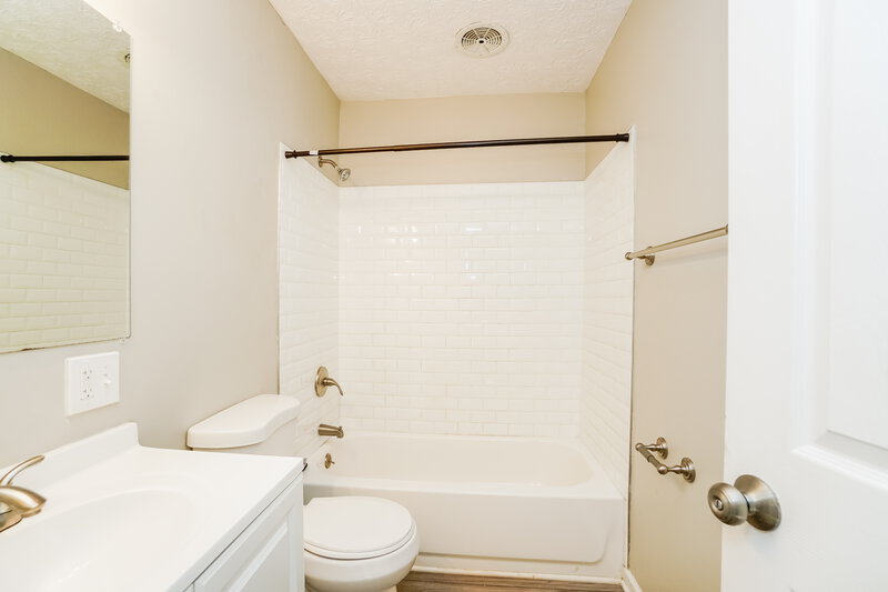 1,440/Mo, 1424 Crest Rd Reynoldsburg, OH 43068 Bathroom View