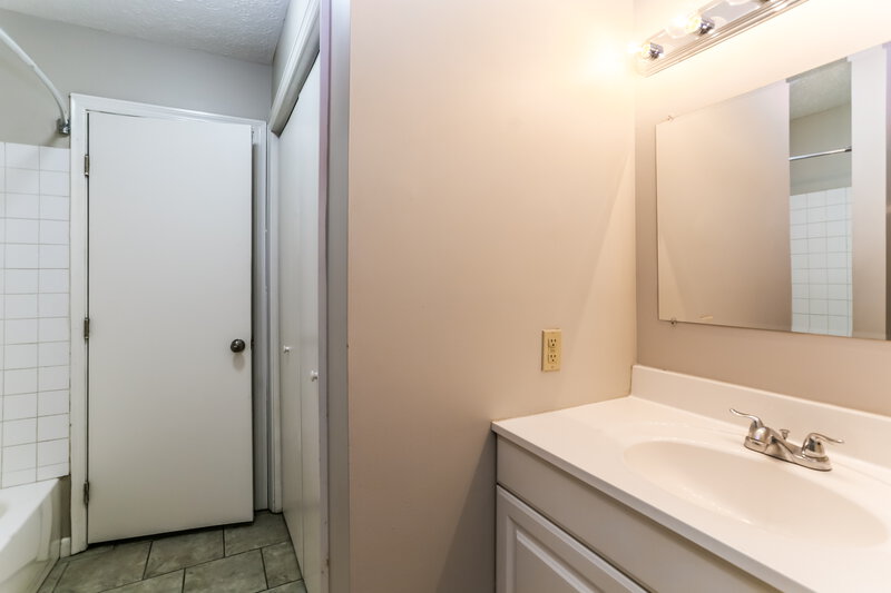 1,665/Mo, 1421 Seiler Ct Columbus, OH 43223 Bathroom View
