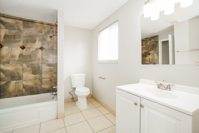 2,500/Mo, 2422 Salem Ave Grove City, OH 43123 Main Bathroom View