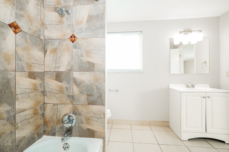 2,500/Mo, 2422 Salem Ave Grove City, OH 43123 Main Bathroom View 2
