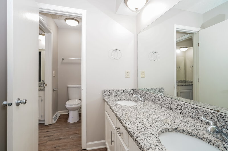 2,595/Mo, 4271 Unroe Ave Grove City, OH 43123 Main Bathroom View