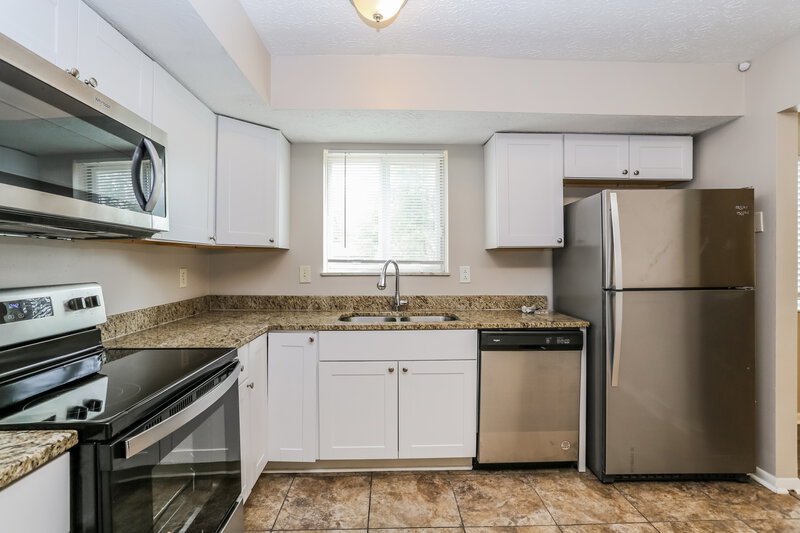 1,935/Mo, 3475 Weyburn Ct Columbus, OH 43232 Kitchen View 2