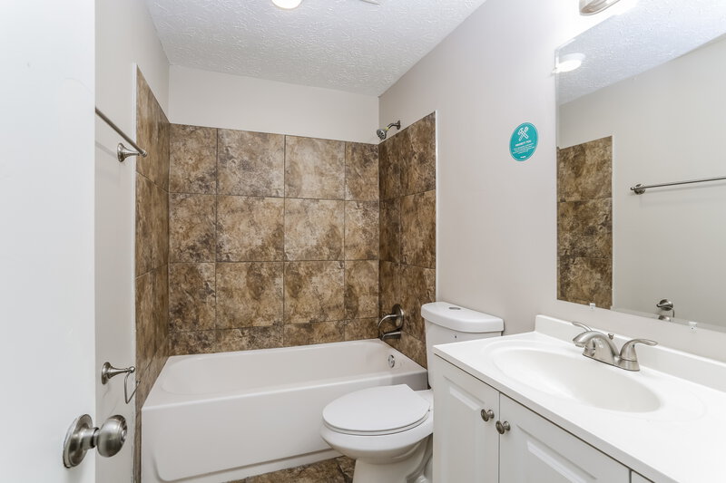 1,935/Mo, 3475 Weyburn Ct Columbus, OH 43232 Main Bathroom View