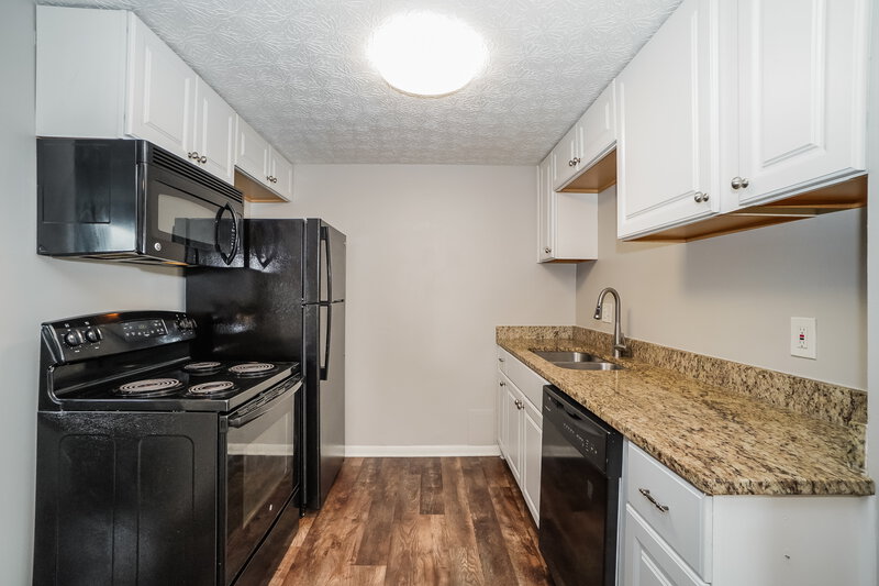 2,650/Mo, 4983 Old Tree Ave Columbus, OH 43228 Kitchen View