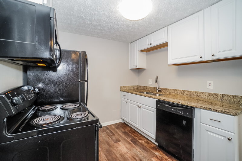 2,650/Mo, 4983 Old Tree Ave Columbus, OH 43228 Kitchen View 2