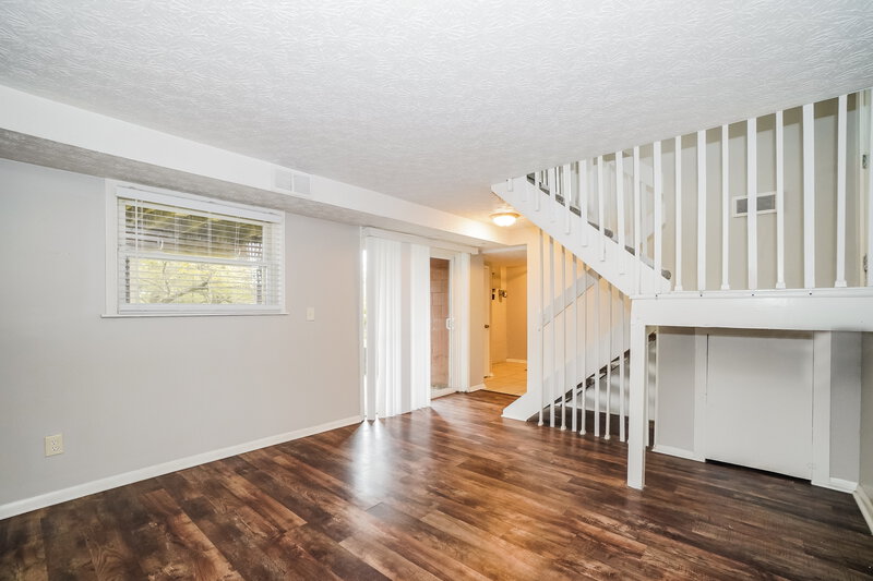 2,650/Mo, 4983 Old Tree Ave Columbus, OH 43228 Family Room View