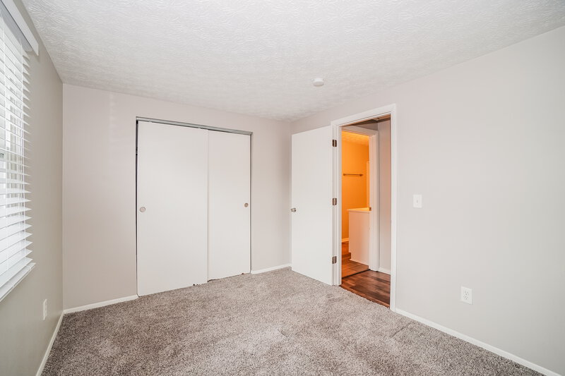 2,650/Mo, 4983 Old Tree Ave Columbus, OH 43228 Main Bedroom View 2