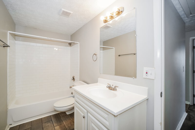 2,650/Mo, 4983 Old Tree Ave Columbus, OH 43228 Bathroom View