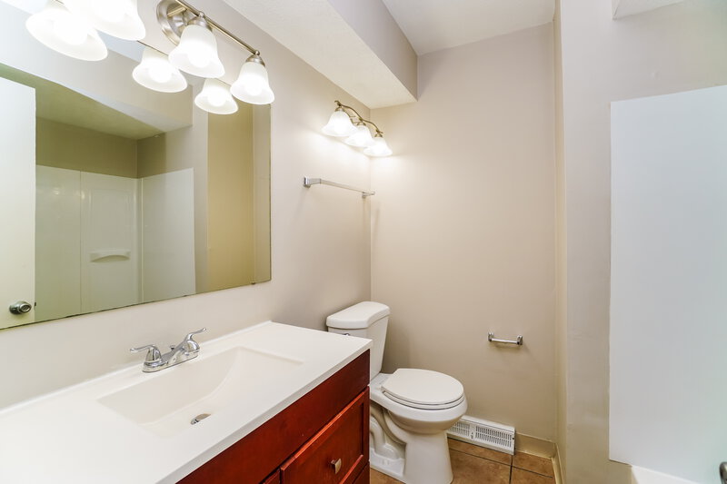 2,230/Mo, 1675 Norma Rd Columbus, OH 43229 Main Bathroom View