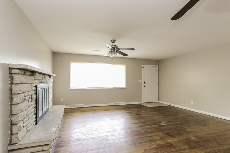 1,590/Mo, 1066 Fordham Rd Columbus, OH 43224 Living Room View 3