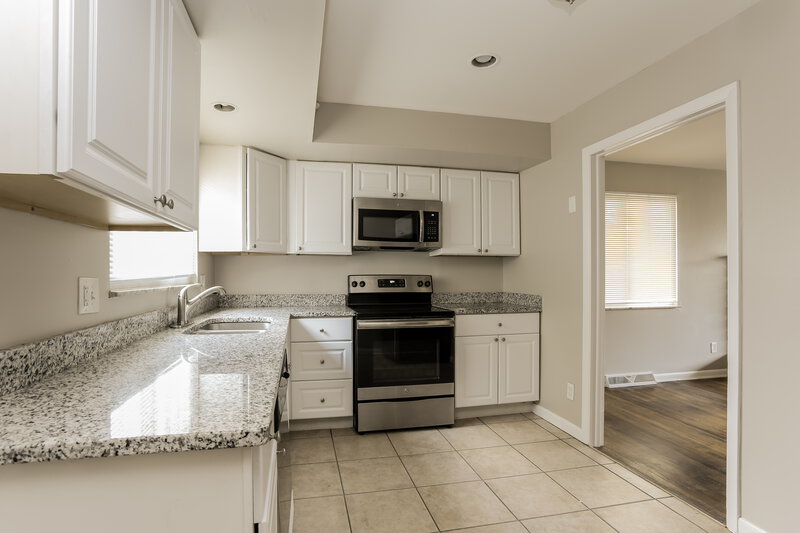 1,805/Mo, 1066 Fordham Rd Columbus, OH 43224 Kitchen View 2