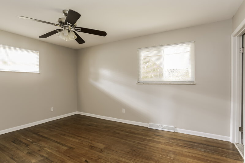 1,805/Mo, 1066 Fordham Rd Columbus, OH 43224 Main Bedroom View 2