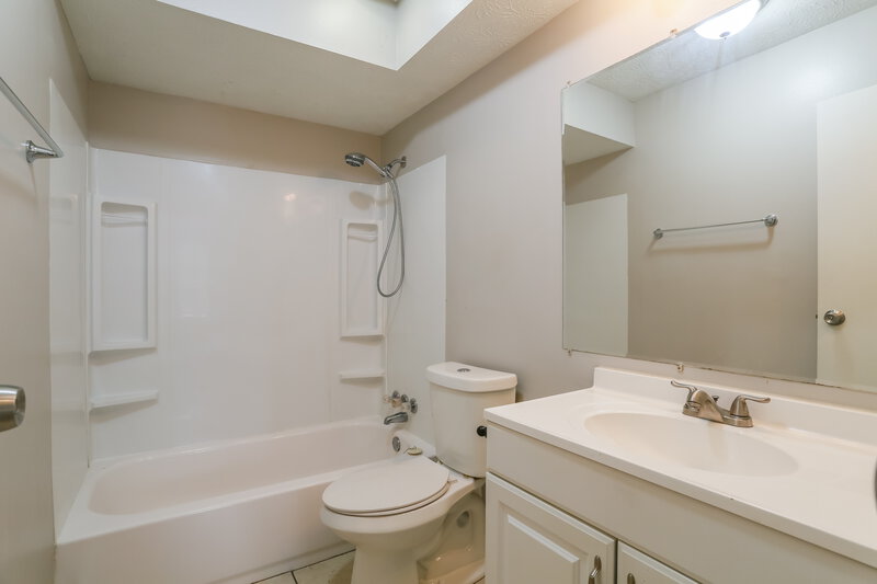 2,350/Mo, 1941 Torchwood Dr Columbus, OH 43229 Bathroom View
