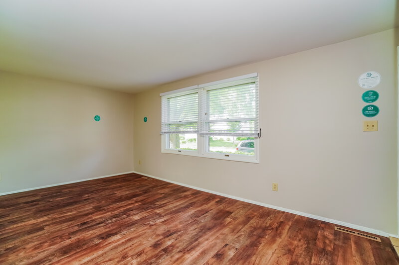 1,680/Mo, 1743 Parkgate Rd Columbus, OH 43229 Living Room View