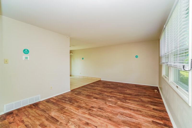 1,680/Mo, 1743 Parkgate Rd Columbus, OH 43229 Living Room View 2