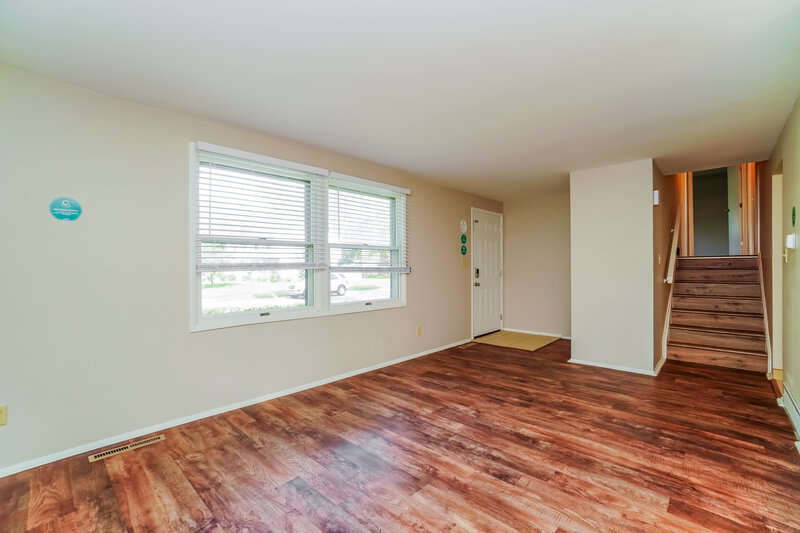 1,680/Mo, 1743 Parkgate Rd Columbus, OH 43229 Living Room View 3