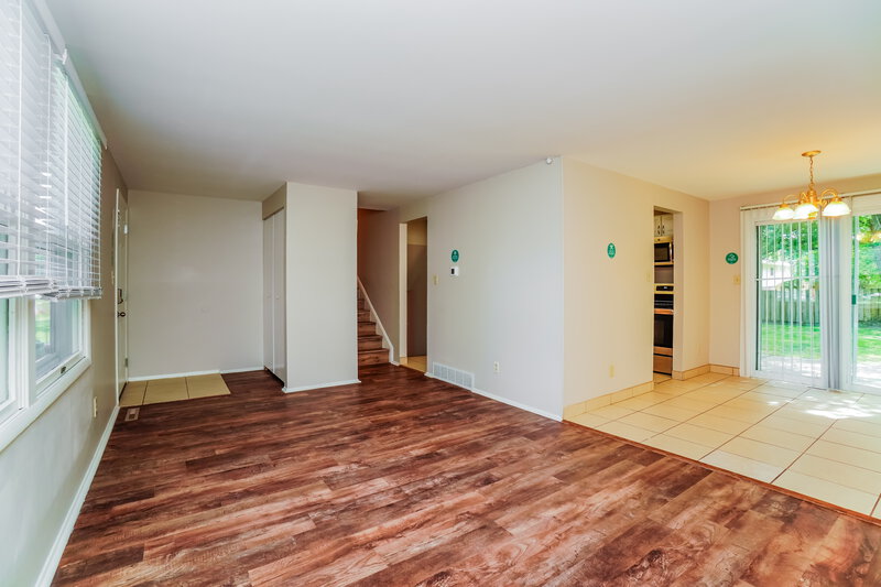 1,680/Mo, 1743 Parkgate Rd Columbus, OH 43229 Living Room View 4