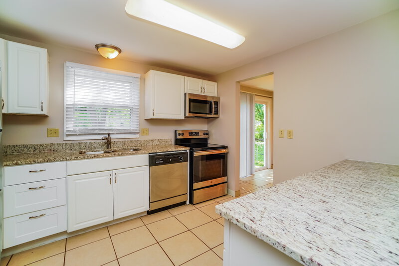 1,680/Mo, 1743 Parkgate Rd Columbus, OH 43229 Kitchen View