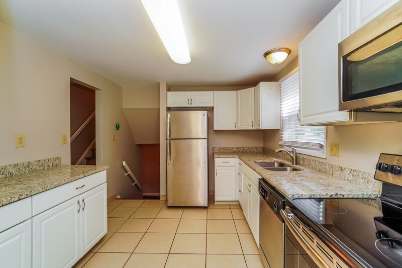 1,680/Mo, 1743 Parkgate Rd Columbus, OH 43229 Kitchen View 2