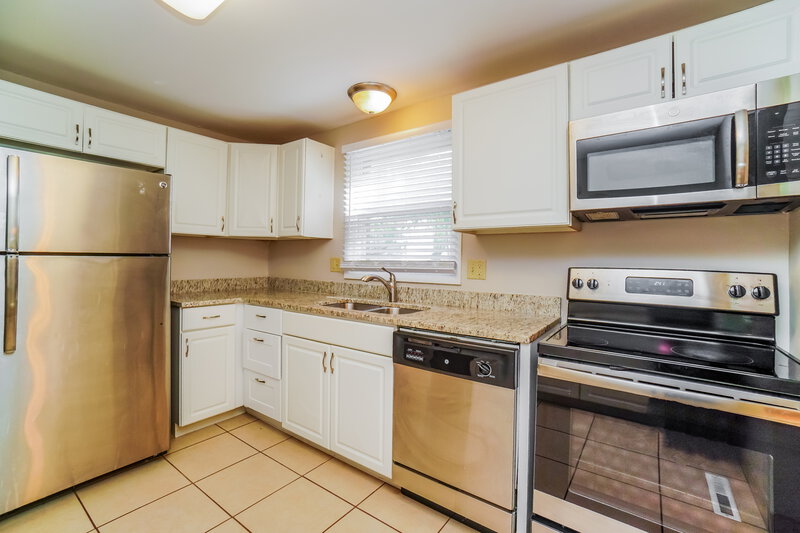 1,680/Mo, 1743 Parkgate Rd Columbus, OH 43229 Kitchen View 3