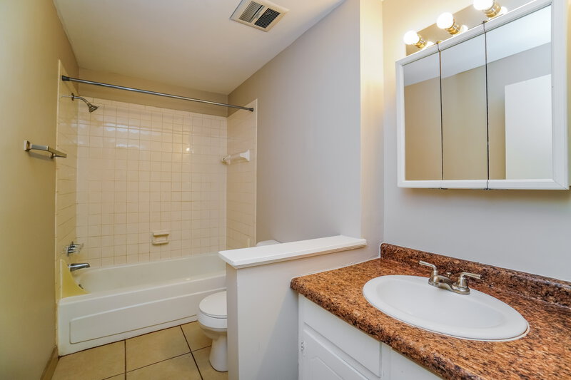 1,680/Mo, 1743 Parkgate Rd Columbus, OH 43229 Bathroom View