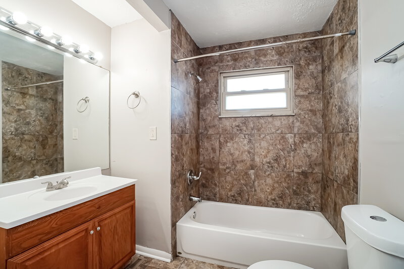 1,640/Mo, 5315 Sundale Pl S Columbus, OH 43232 Bathroom View